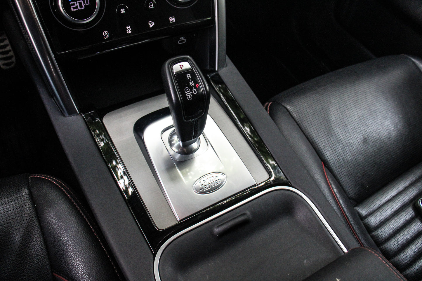 Land Rover Discovery Sport // 84.041 km - Benzine/hybride - 2021